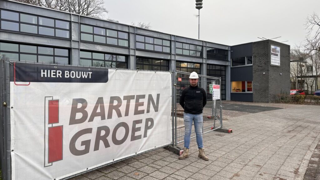 Tom Met Vlag En Wimpel Geslaagd Voor De Opleiding Uitvoerder B&U ...